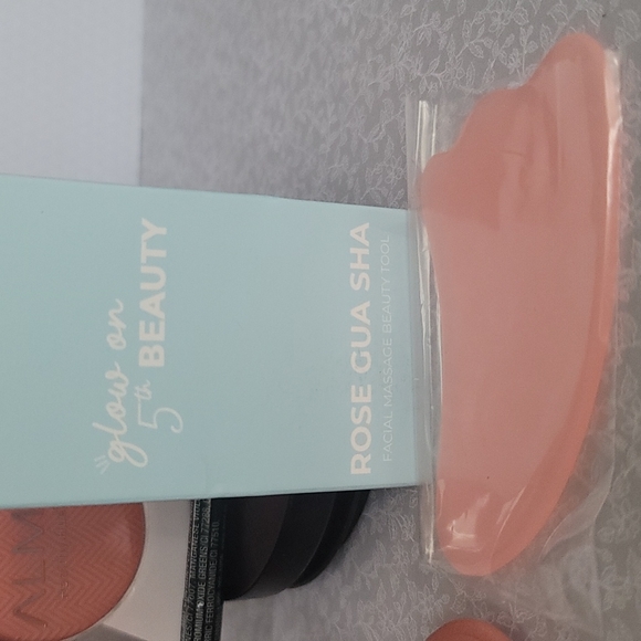 5 Piece Makeup Bundle - Picture 11 of 13